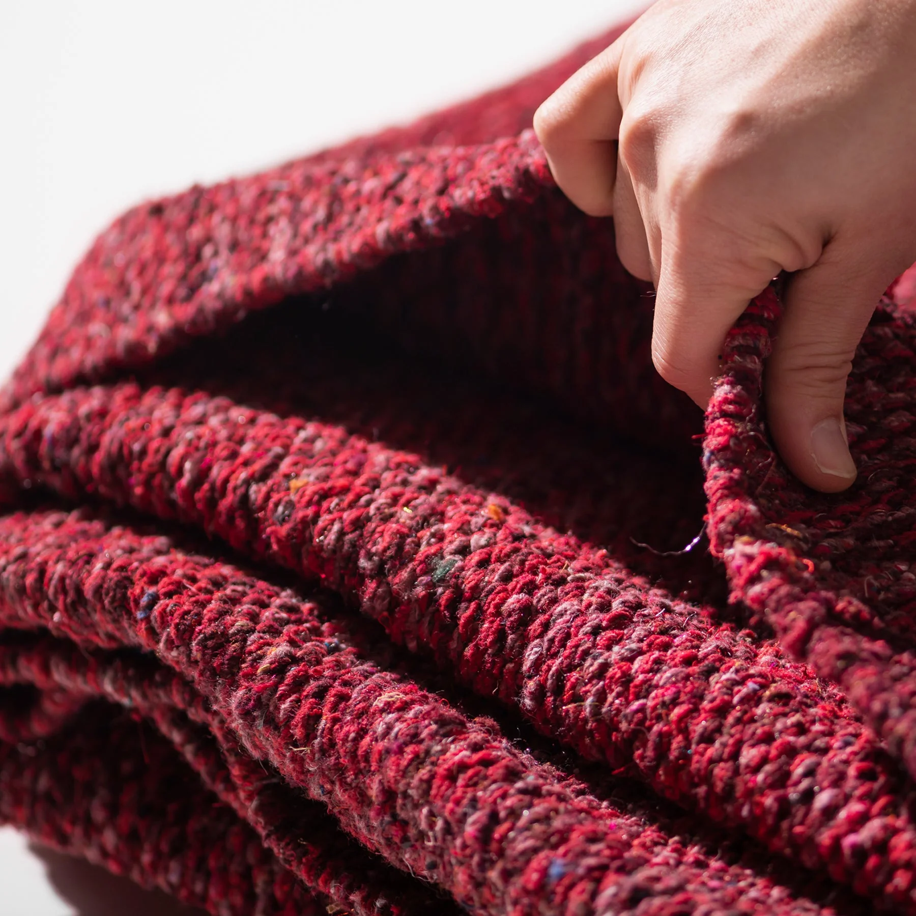 HANDLOOMED RECYCLE YARN RUG - Image 5